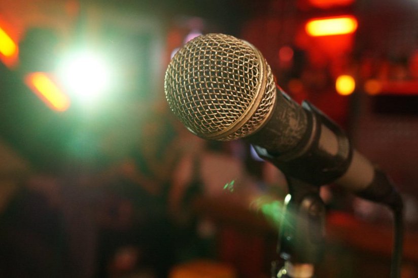 materi stand up comedy